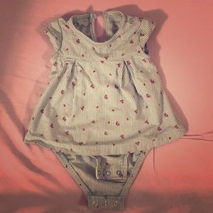 Carter’s size 6 months